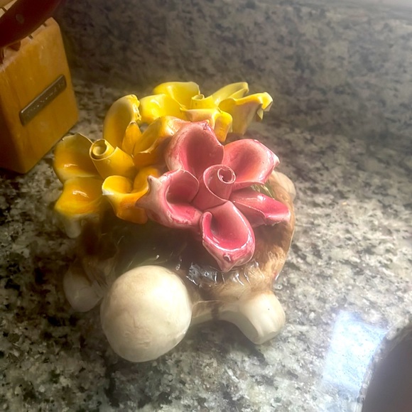 Vintage Capodimonte made in Italy porcelain Flower turtle mothers day gift - Picture 2 of 5